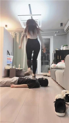 图片[11]_【伊楠】双S-运动鞋踩踏踢踹/耳光/脚下喂食/吃棉袜【双视角版】_HD绳艺资源