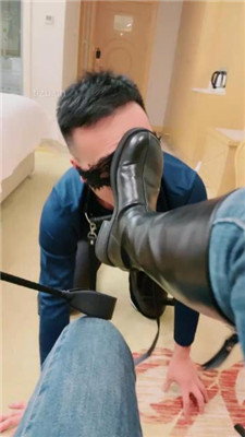 图片[2]_【语阳】给狗戴马鞍骑马爬行_HD绳艺资源