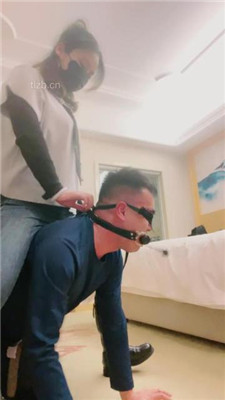 图片[11]_【语阳】给狗戴马鞍骑马爬行_HD绳艺资源