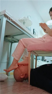 图片[2]_【魅儿】桌下伺候踩地毯狗_HD绳艺资源