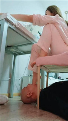 图片[3]_【魅儿】桌下伺候踩地毯狗_HD绳艺资源