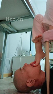 图片[5]_【魅儿】桌下伺候踩地毯狗_HD绳艺资源