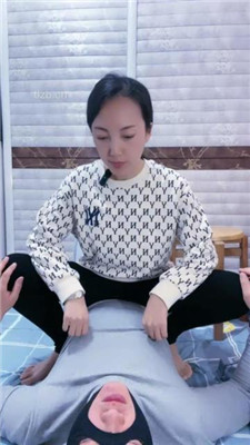 最真实的殴打 硬伤性脚耳光到一奴口吐血和鼻流血,另一奴第一脚就鼻流血 YC-230325