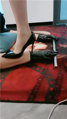 图片[10]_【芷镜小主】高跟全体重踩狗手臂_HD绳艺资源