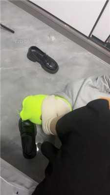 图片[5]_【六月】绿帽贱奴跪舔皮鞋白袜-踩踏_HD绳艺资源