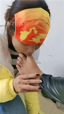 图片[4]_【广东迪迪】母畜跪舔原味脚/狗链遛狗【双视角版】_HD绳艺资源