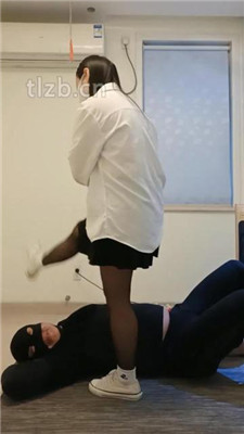 图片[17]_【安静大大】帆布鞋白袜踩虐-踢踹_HD绳艺资源