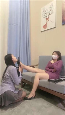 【小怪人】母畜-跪舔高跟原味裸足_HD绳艺资源