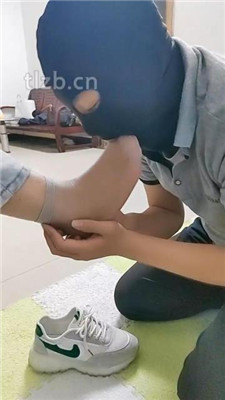 图片[9]_【广东迪迪】双S-跪舔美足-踩踏【双视角版】_HD绳艺资源