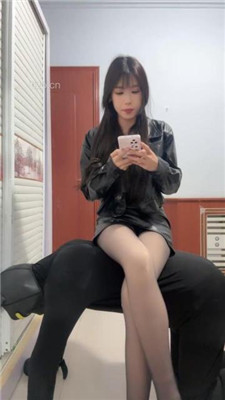 【苏西】物化坐垫-黑丝白袜脚_HD绳艺资源