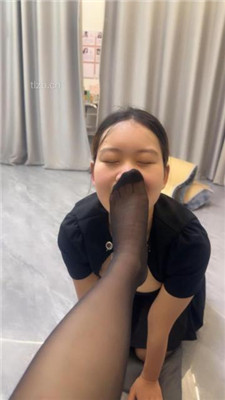 【爱吃橘子的喵】臭脚使劲蹂躏脸强迫闻棉袜