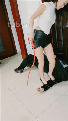 【爱吃橘子的喵】臭脚使劲蹂躏脸强迫闻棉袜
