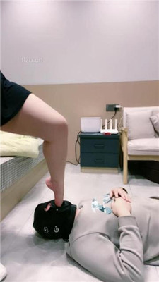 【梓陌S】情侣主脚下的贱狗 YC-230405-8