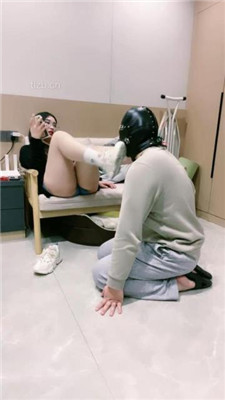 【梓陌S】情侣主脚下的贱狗 YC-230405-8