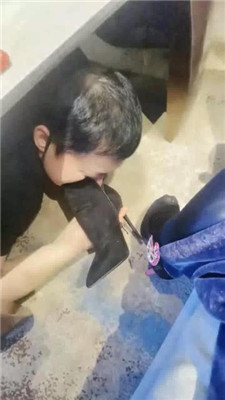 【00后小彤】素人系列一:给130斤素人女主舔鞋,被羞辱 YC-230401-6