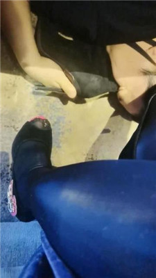 【00后小彤】素人系列一:给130斤素人女主舔鞋,被羞辱 YC-230401-6