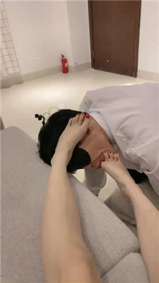 【橘子喵】强迫贱狗舔运动后的白袜舔鞋底