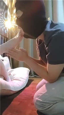 【橘子喵】强迫贱狗舔运动后的白袜舔鞋底