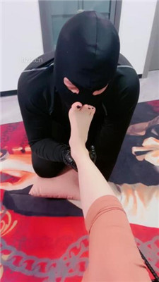 【橘子喵】强迫贱狗舔运动后的白袜舔鞋底