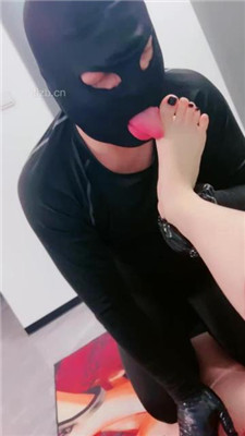 【橘子喵】强迫贱狗舔运动后的白袜舔鞋底