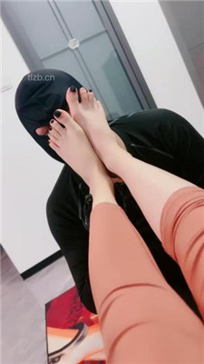 【橘子喵】强迫贱狗舔运动后的白袜舔鞋底