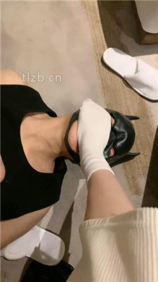 【橘子喵】强迫贱狗舔运动后的白袜舔鞋底