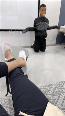 【辣姐】嘴塞袜子物化狗奴/踩踏喂食/喝洗脚水_HD绳艺资源