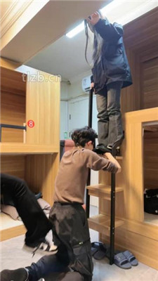 图片[4]_【尤物大大】大学寝室3学生S-艺术闻舔脏鞋/踩踏骑马转胯/脚插嘴_HD绳艺资源