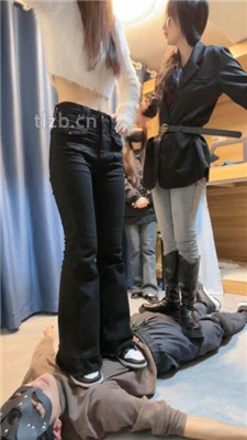 图片[8]_【尤物大大】大学寝室3学生S-艺术闻舔脏鞋/踩踏骑马转胯/脚插嘴_HD绳艺资源