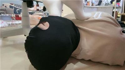图片[3]_【艾霖】桌底脚下白袜踩虐-吃袜子_HD绳艺资源