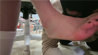 图片[5]_【艾霖】桌底脚下白袜踩虐-吃袜子_HD绳艺资源