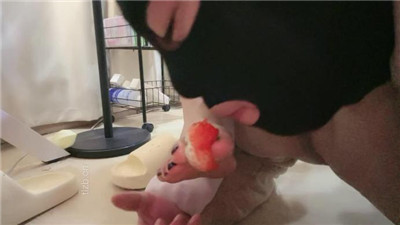 图片[11]_【艾霖】桌底脚下白袜踩虐-吃袜子_HD绳艺资源