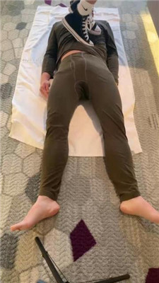 图片[2]_【武汉爱丽丝】高帮帆布鞋白袜全体重踩_HD绳艺资源