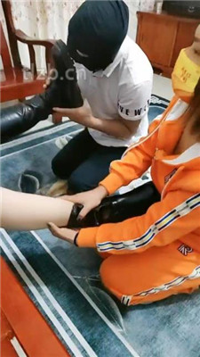 【广东迪迪】双主VS情侣奴-舔脏鞋底/骑马【双视角版】_HD绳艺资源