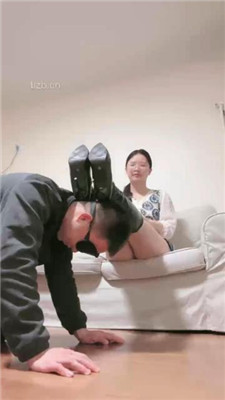 【悠米】带18岁新女主踩踏 让毯子舔鞋底 YC-230414-5