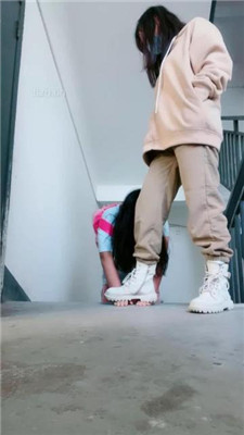 图片[5]_【桃子老师】楼梯间遛狗/踩踏碾压/揪耳朵_HD绳艺资源