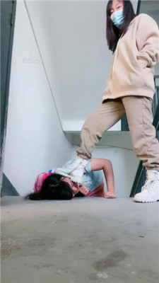 图片[7]_【桃子老师】楼梯间遛狗/踩踏碾压/揪耳朵_HD绳艺资源