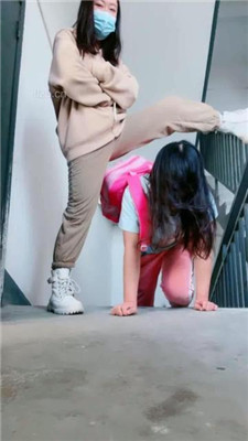 图片[11]_【桃子老师】楼梯间遛狗/踩踏碾压/揪耳朵_HD绳艺资源