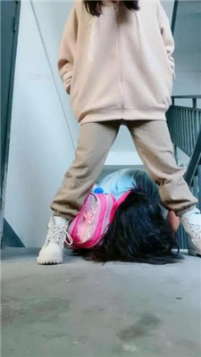 图片[12]_【桃子老师】楼梯间遛狗/踩踏碾压/揪耳朵_HD绳艺资源