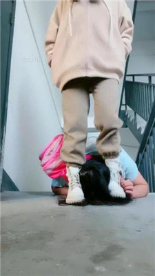 图片[13]_【桃子老师】楼梯间遛狗/踩踏碾压/揪耳朵_HD绳艺资源