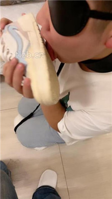 图片[16]_【苏晗】小白鞋高跟踩脚垫/跪舔白袜裸足_HD绳艺资源