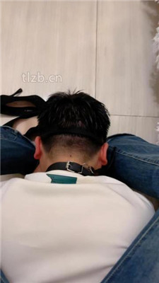 图片[19]_【苏晗】小白鞋高跟踩脚垫/跪舔白袜裸足_HD绳艺资源