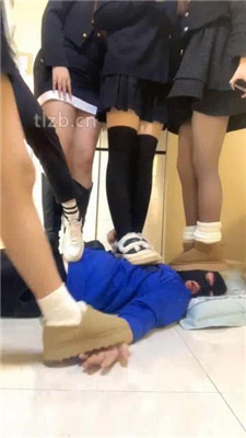 图片[18]_【精神小妹】5S群调高难度挑战踩跺/骑马钻胯/舔鞋底脚【双视角版】_HD绳艺资源