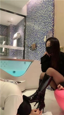 女神过膝长靴残忍践踏贱狗,夏天穿脱下长靴让贱狗用舌头洗脚 YC-230418-9