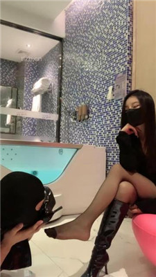 女神过膝长靴残忍践踏贱狗,夏天穿脱下长靴让贱狗用舌头洗脚 YC-230418-9