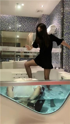 女神过膝长靴残忍践踏贱狗,夏天穿脱下长靴让贱狗用舌头洗脚 YC-230418-9