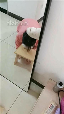 女神过膝长靴残忍践踏贱狗,夏天穿脱下长靴让贱狗用舌头洗脚 YC-230418-9