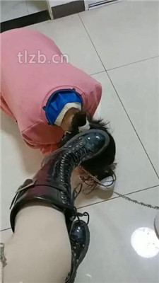 女神过膝长靴残忍践踏贱狗,夏天穿脱下长靴让贱狗用舌头洗脚 YC-230418-9
