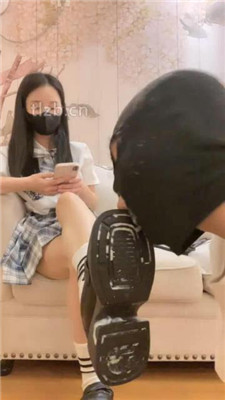 女神过膝长靴残忍践踏贱狗,夏天穿脱下长靴让贱狗用舌头洗脚 YC-230418-9