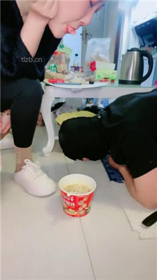 图片[2]_【薇主】奖励家奴吃圣水泡面_HD绳艺资源